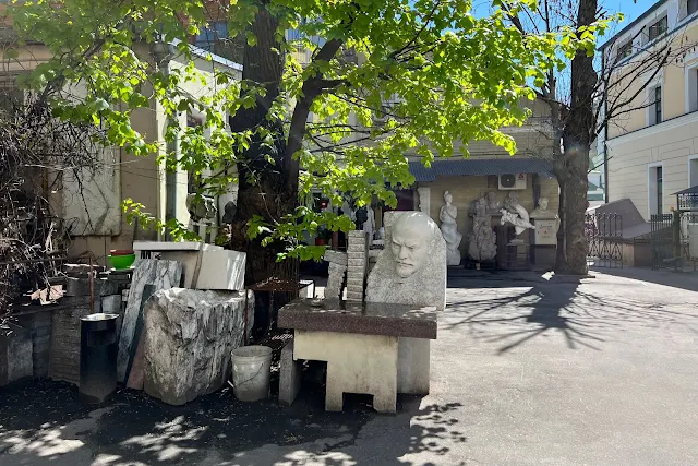 Успенский переулок, дворы, мастерская скульпторов Согоянов