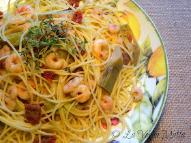 spaghetti con gamberetti, carciofi e pomodori secchi