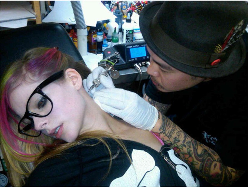 AvrilLavigneNeckTattoo What a great day with my girlfriends Hahaha