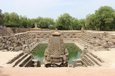 मोढ़ेरा के प्रसिद्ध सूर्य मंदिर का बनावट