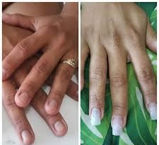 O alongamento das unhas é a opção para quem quer tê-las em tamanho maior, mas não consegue deixar as unhas crescerem ou não consegue manter em tamanho grande.  Um dos alongamentos mais procurados está sendo as unhas de fibra de vidro. Então, se você pensar em aplicar as unhas de fibra, veja aqui como é o processo e avalie se é uma boa opção pra você.  