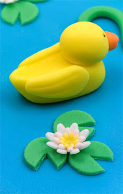 Duck fondant and water lilly figurine