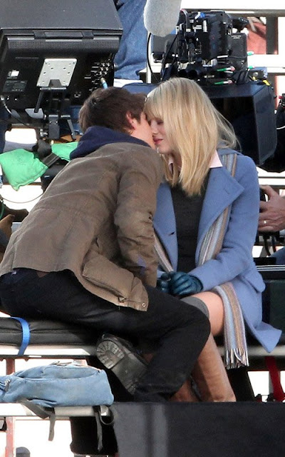 Andrew Garfield and Emma Stone on the set of 