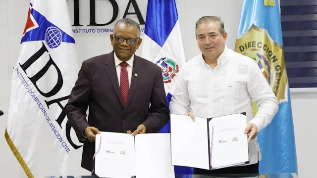 Héctor Porcella director general del IDAC firma acuerdo con Migración