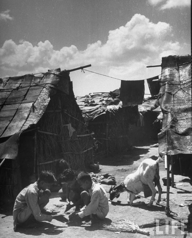  Indian children squatting in the alley