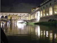 firenze vista dall arno passando sotto ponte vecchio