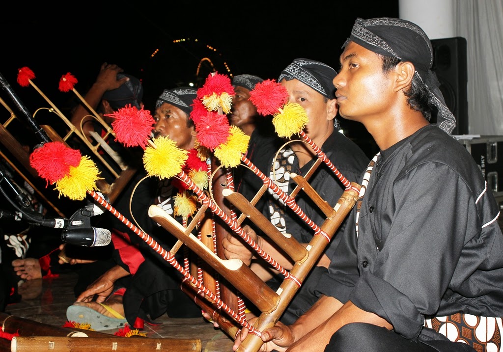 Sejarah Angklung dan Jenis Kesenian Angklung TradisiKita