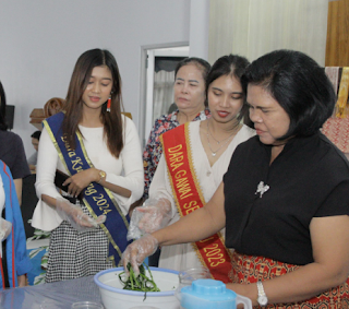 Lusia Luya, S.Pd.SD, seorang narasumber utama dalam acara Workshop Kuliner Tradisional Kabupaten Sekadau Tahun 2024