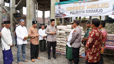 Kapolresta Sidoarjo Serahkan Bantuan Pembangunan Masjid di Desa Seketi Balongbendo