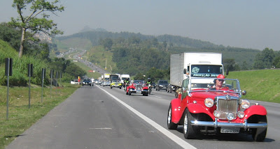 Os MPs deixam o Pico do Jaraguá para trás, junto com o estresse e a poluição de São Paulo. O clima estava muito favorável para curtir a estrada.