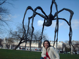 Frente a la escultura maman en Paris