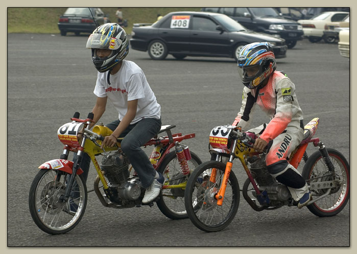 Drag Race motor juga dikenal dengan sprints dimana dua peserta start di