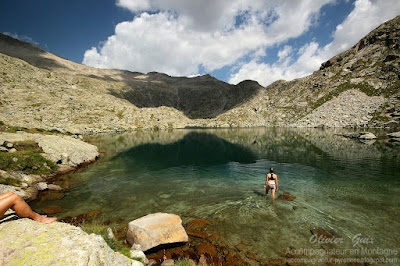 Baignade dans un lac des Pyrénées