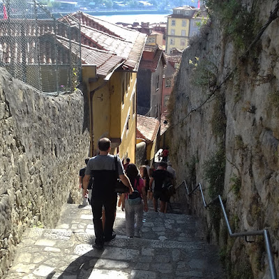 pessoas descendo as escadas do Porto