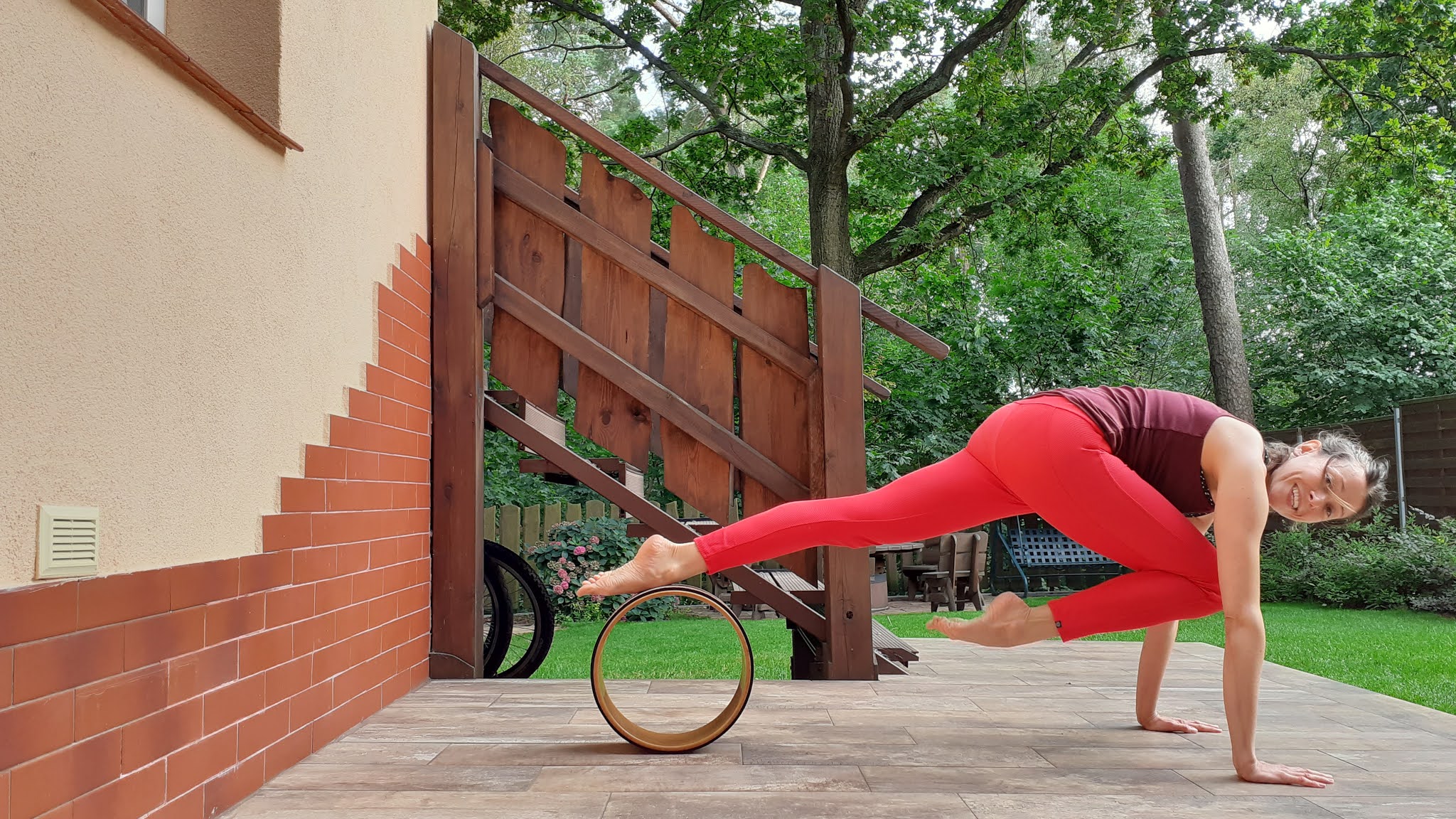 ALT - joga z kółkiem asana deska