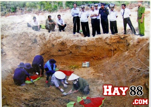 Công tác đào và đưa hài cốt liệt sĩ lên quy tập tại một hố chôn tập thể.