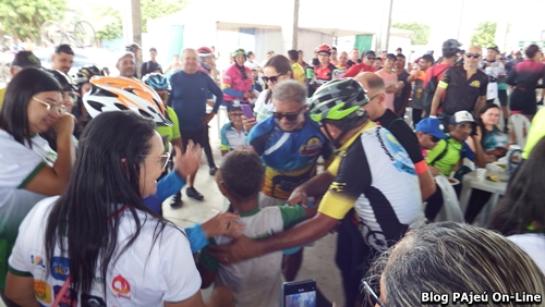 Enfermeiro Célio Rocha doa bicicleta a criança carente de Brejinho