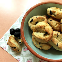 aperitiefbroodjes met zwarte olijven