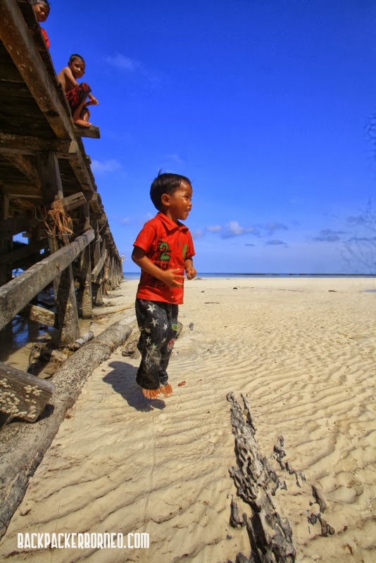 Anak Pantai di Pulau Maratua - BACKPACKER BORNEO