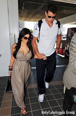 Actress_Kim_Kardashian_At_LAX_Airport