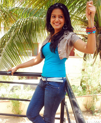 Cute Actress Vishaka Singh hot Photos in Blue Tight Tshirt and jeans