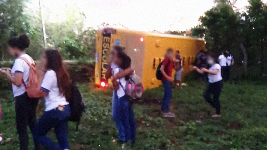 Ônibus com estudantes tomba na zona rural de Cumaru