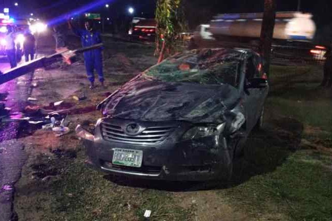 Bystanders rescue two accident victims in Lagos
