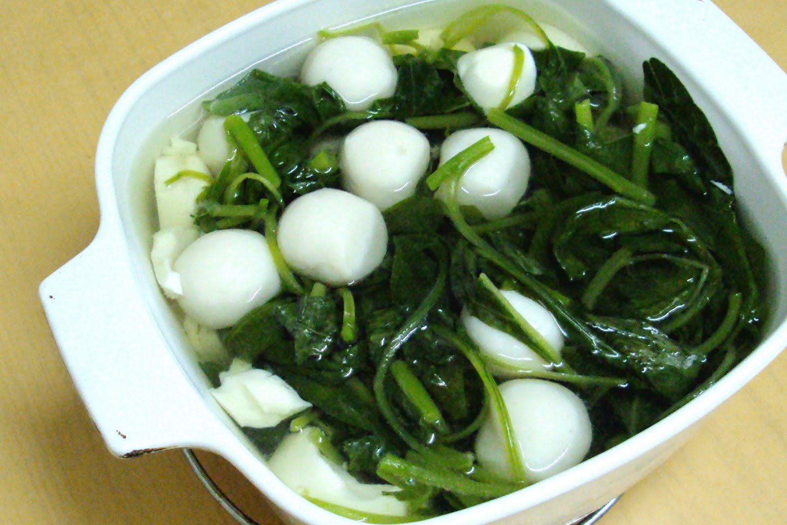 Spinach soup with fish balls