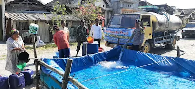 TNI - POLRI Beserta BPBD Berupaya Berikan Air Bersih Untuk Masyarakt Sekitar
