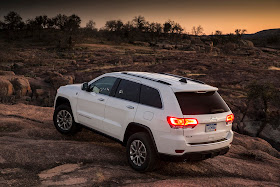 Rear 3/4 view of 2014 Jeep Grand Cherokee