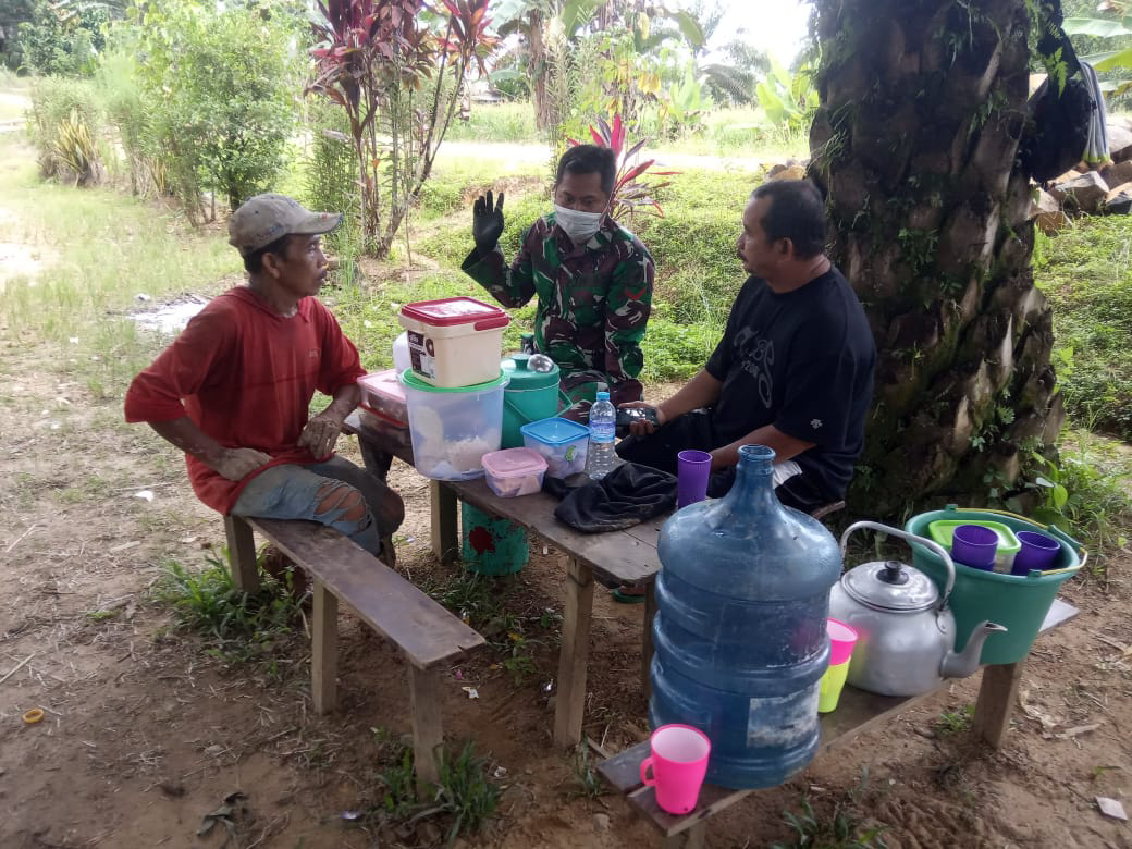 Komsos di sela-sela waktu istirahat, anggota satgas TMMD dan warga bercengkerama di lokasi