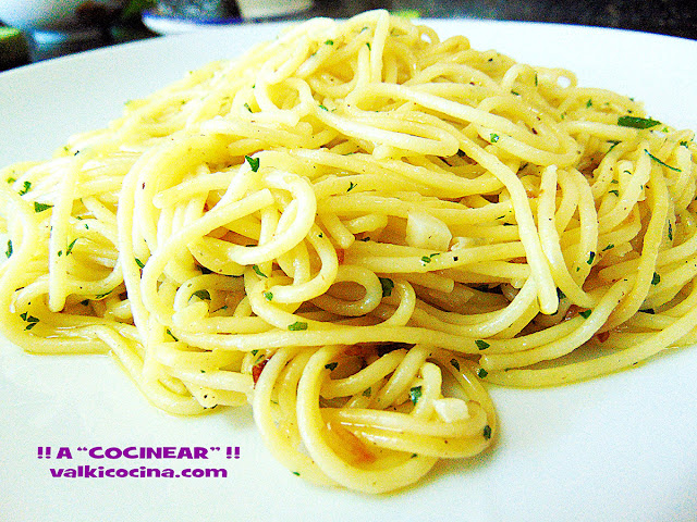 Pasta a lo pobre con ajo y perejil