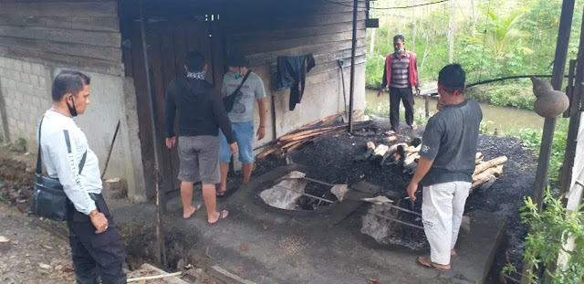 Penggerebek dua tempat pembuatan minuman keras lokal di dalam hutan, Kembayan Kabupaten Sanggau, Kalbar. (Foto: BT/LB)