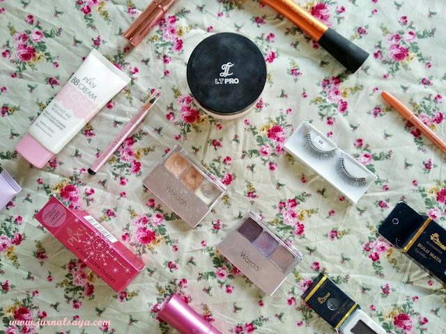 flatlay beauty blogger smokey eyes