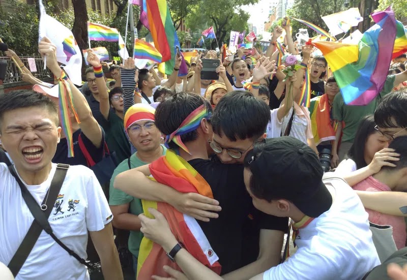 24 Powerful Images From The First Day Of Marriage Equality In Taiwan