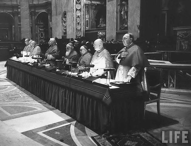 Vaticano II: mesa que presidia as sessões do Concílio.