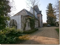 Melveren: naast het kerkhof, rechts van de kerk, het restaurant "Aen de kerk van Melveren" in een ommuurd parkje