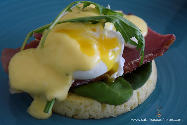 Huevos Benedictinos con pan keto