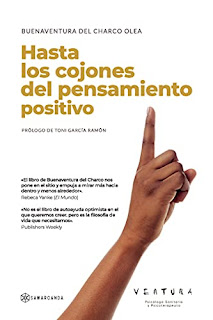 Portada del libro Hasta los cojones del pensamiento positivo; una mano con el dedo índice hacia arriba.