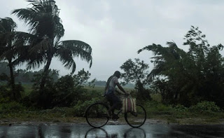 বৃষ্টি শুরু কলকাতা-হাওড়া-হুগলিতে, আগামী ৭২ ঘণ্টা ভারী দুর্যোগ বাংলায়, সতর্ক করল আলিপুর বৃষ্টি শুরু কলকাতা-হাওড়া-হুগলিতে, আগামী ৭২ ঘণ্টা ভারী দুর্যোগ বাংলায়, সতর্ক করল আলিপুর