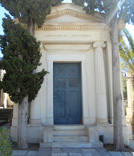 το ταφικό μνημείο του Οίκου Μπενάκη στο Α΄ Νεκροταφείο των Αθηνών
