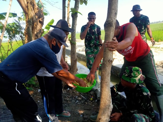Jalin keakraban, Warga dan bapak TNI kompak makan bersama di Lokasi Pengurugan Talud di Dk. Majasto - Dk. Boto