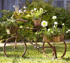 Decorar el jardín con bicicletas