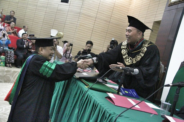 Jazuli Juwaini Raih Gelar Doktor di UNJ dengan Predikat Cumlaude