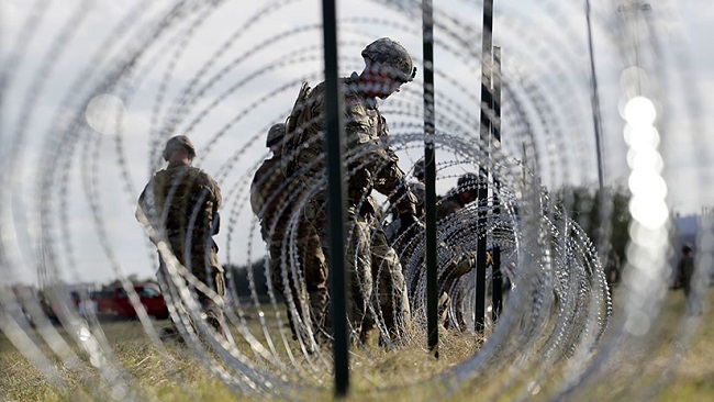 Χιλιάδες στρατιώτες απλώνουν συρματοπλέγματα:Οι ΗΠΑ προετοιμάζεται για την εισβολή των «μεταναστών» (VIDEO)