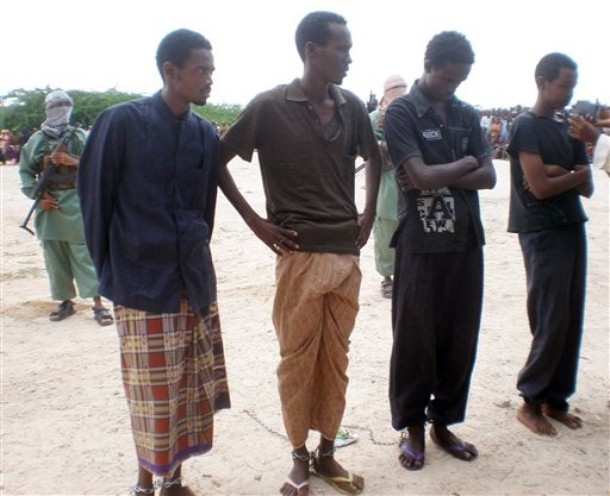 https://blogger.googleusercontent.com/img/b/R29vZ2xl/AVvXsEhw5X3q7VE7Or5Y7oWutl90oN3SBmkVYBzGesjt4yFD69Tb76gfOESOC89hCvTaxTsclrypEno3m3GiwDSZ9kHHYRdJ7J6rqsiD56ij9b82M4VxWXuCYclZX_TwUdI8uDWl-9U2xBCGK7MT/s1600/Four+men+sentenced+to+have+a+hand+and+foot+cut+off+stand+in+a+square+in+north+of+Mogadishu,%2BSomalia,%2BMonday%2BJune%2B22,%2B2009.jpg