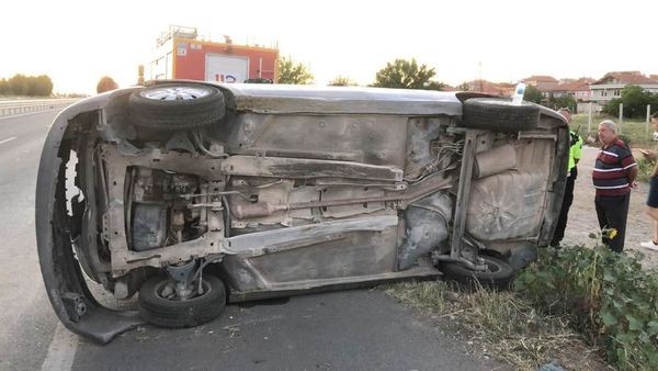 Edirne Havsa'da tırın sıkıştırdığı otomobil takla attı: 3 yaralı