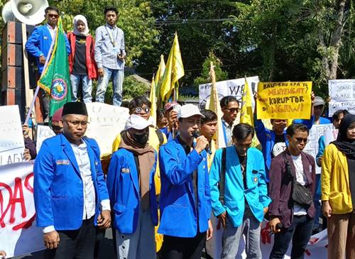 Mencuat Skandal Dana Hibah, Puluhan Mahasiswa Gelar Aksi Demo di Depan Kantor DPRD Ngawi