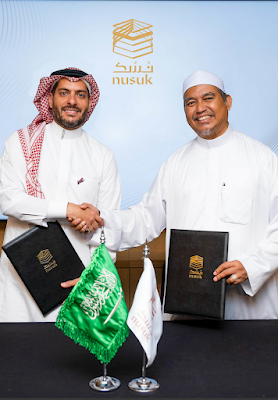 Source: STA. Aldabbagh (left) shaking hands with Ustaz TM Fouzy Jumat, President, Association of Muslim Travel Agents Singapore (AMTAS) (right).