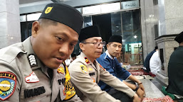 Kapolsek Balongan dan Anggota Sholat Tarawih Keliling di Masjid Al-Ikhlas Desa Sukahurip